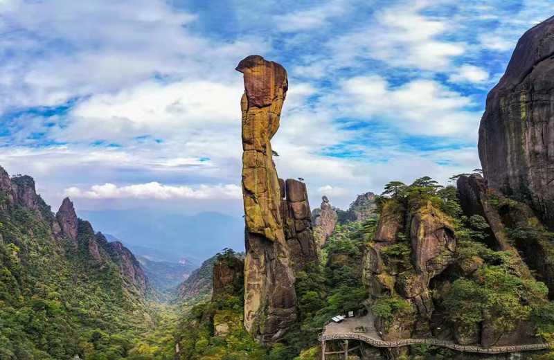 江西三清山巨蟒峰-三男三女攀登江西三清山巨蟒峰