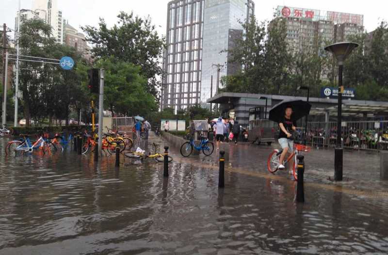 北京大雨过后美景_北京下大雨的视频